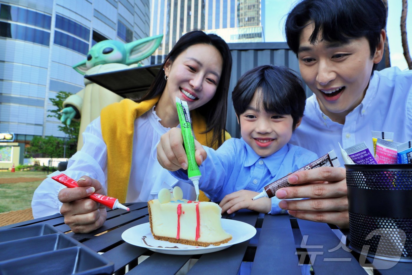 (서울=뉴스1) = 롯데백화점이 서울 잠실 월드파크 광장에 아이들을 위한 축제형 아트 플랫폼 '키즈 아트 스테이션(Kids Art Station, KiAS)을 1일 공개했다.'키즈 …