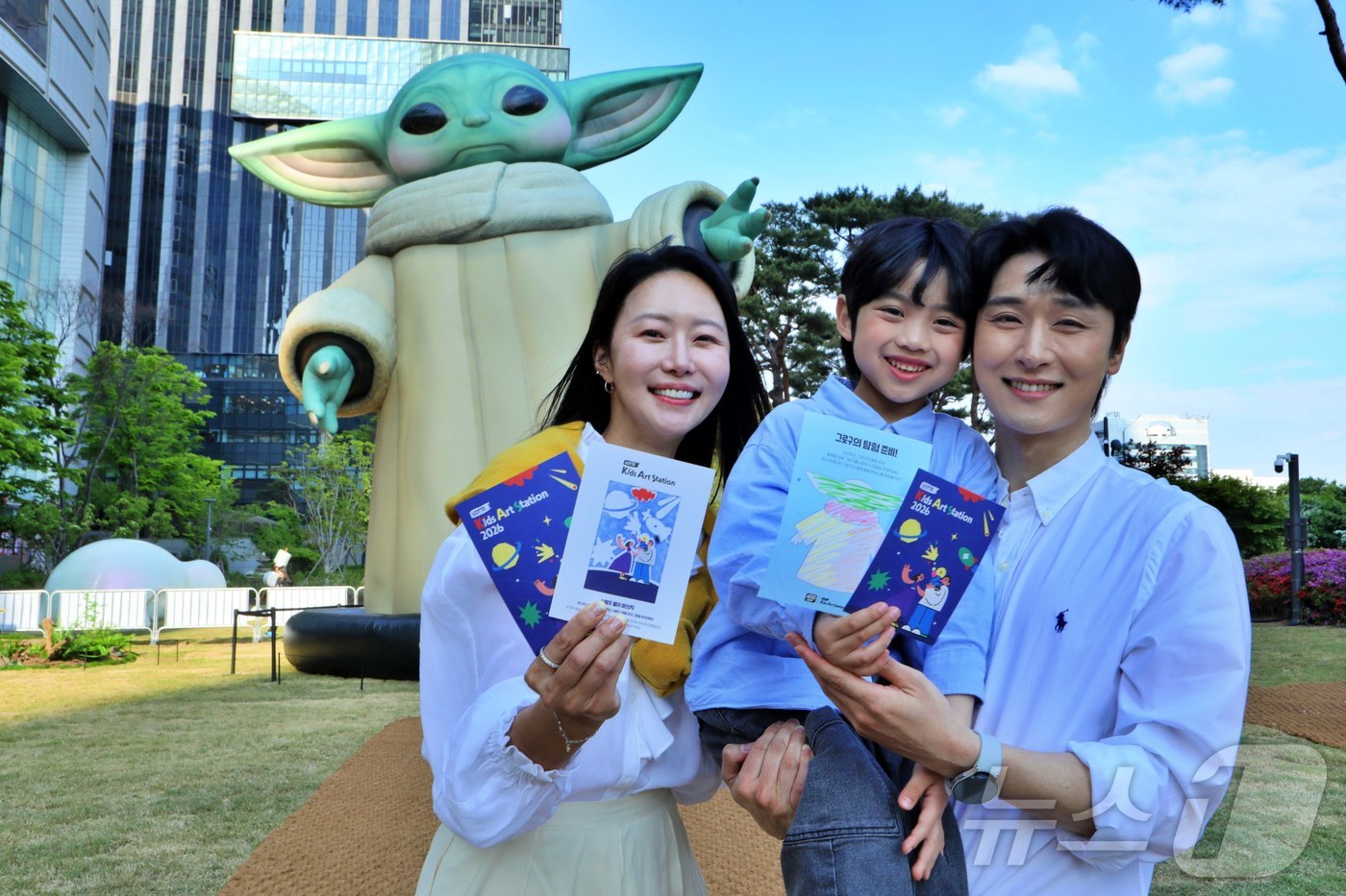 (서울=뉴스1) = 롯데백화점이 서울 잠실 월드파크 광장에 아이들을 위한 축제형 아트 플랫폼 '키즈 아트 스테이션(Kids Art Station, KiAS)을 1일 공개했다.'키즈 …