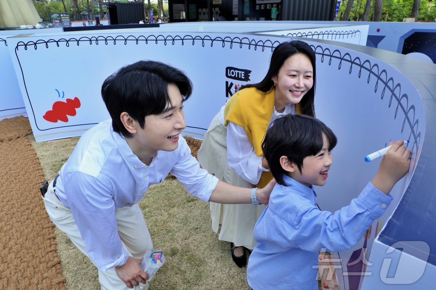 (서울=뉴스1) = 롯데백화점이 서울 잠실 월드파크 광장에 아이들을 위한 축제형 아트 플랫폼 '키즈 아트 스테이션(Kids Art Station, KiAS)을 1일 공개했다.'키즈 …