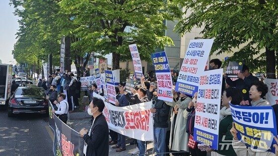 본문 이미지 - 1일 전북 전주시 백제대로에서 정청래사당화저지범도민대책위원회 주관의 집회가 열리고 있다./뉴스1