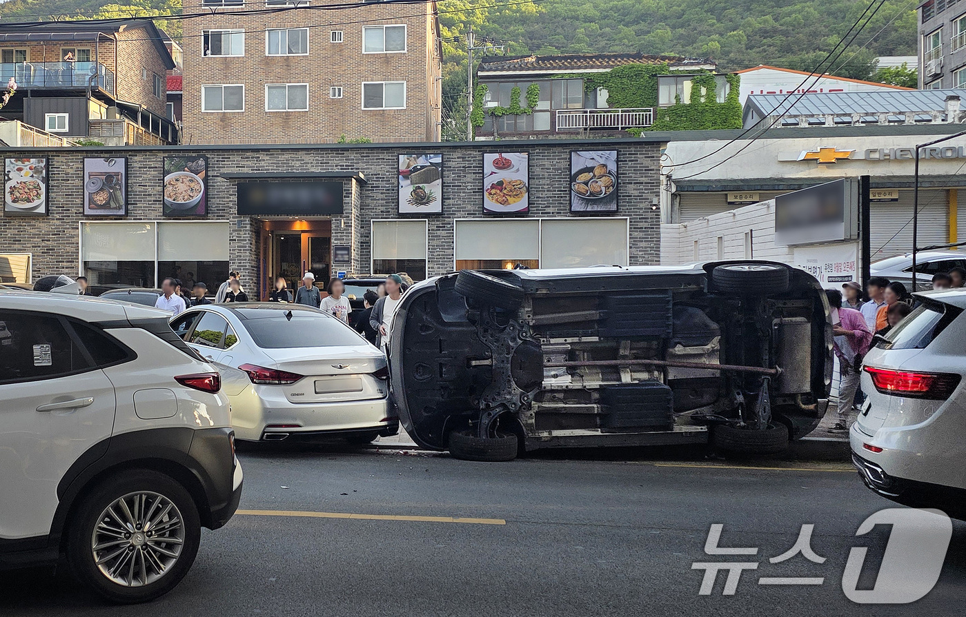 (대구=뉴스1) 공정식 기자 = 1일 오후 5시 55분쯤 대구 수성구 지산동 왕복 2차선 도로에서 차량 4대가 부딪히는 연쇄추돌 사고가 발생해 혼란스러운 모습을 보이고 있다.이날 …