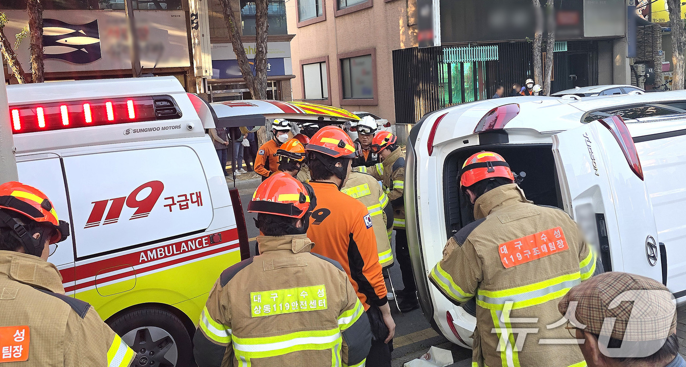 (대구=뉴스1) 공정식 기자 = 1일 오후 5시 55분쯤 대구 수성구 지산동 왕복 2차선 도로에서 차량 4대가 부딪히는 연쇄추돌 사고가 발생, 현장에 출동한 소방 대원들이 요구조자 …