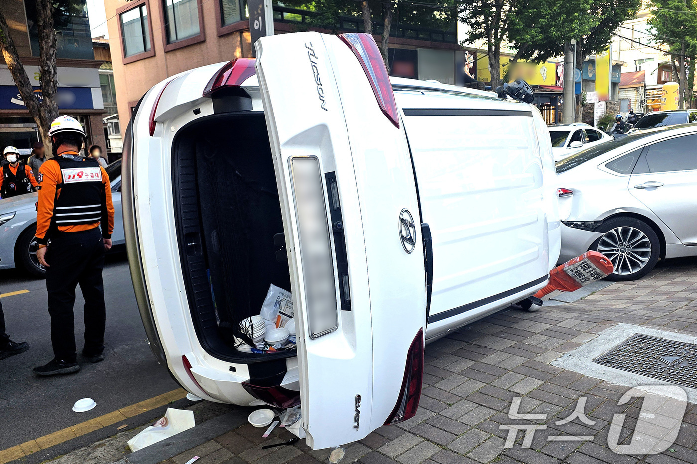 (대구=뉴스1) 공정식 기자 = 1일 오후 5시 55분쯤 대구 수성구 지산동 왕복 2차선 도로에서 차량 4대가 부딪히는 연쇄추돌 사고가 발생해 혼란스러운 모습을 보이고 있다.이날 …