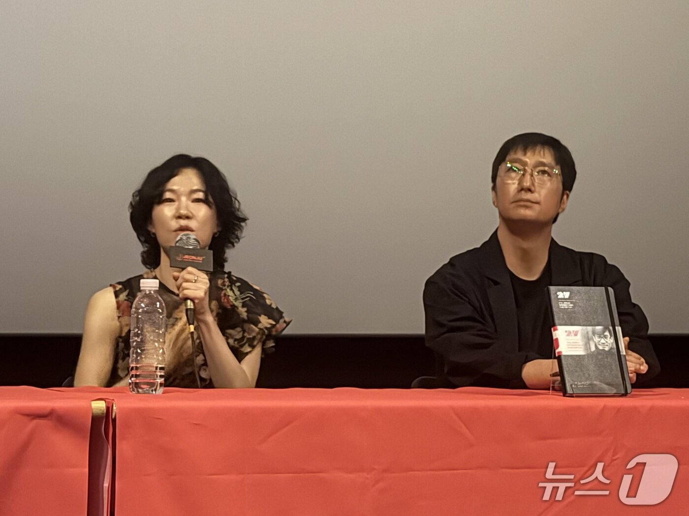 본문 이미지 - 제27회 전주국제영화제가 한창인 지난달 30일 전북 전주시 완산구 고사동의 CGV전주고사점에서 열린 '특별전 : 조금 낯선 안성기를 만나다 - 필름시대사랑' 관객과의 대화에서 배우 한예리가 고(故) 안성기 배우와의 추억을 회상하고 있다./뉴스1 장수인 기자