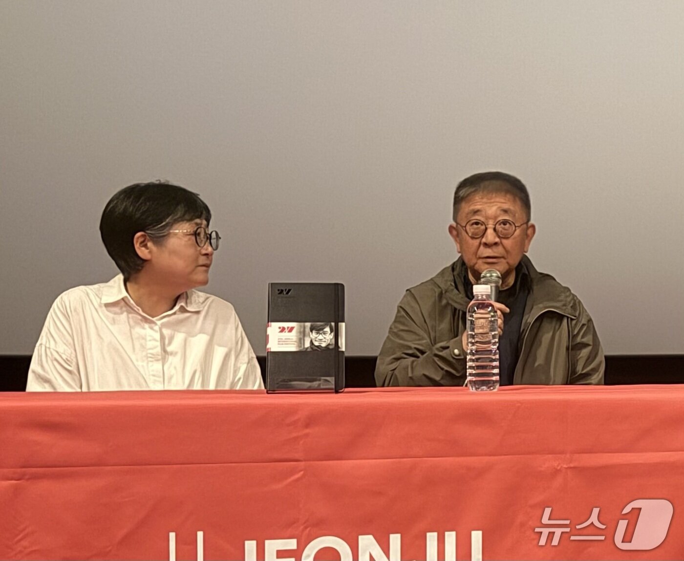 본문 이미지 - 제27회 전주국제영화제가 한창인 지난 달 30일 전북 전주시 완산구 고사동의 CGV전주고사점에서 열린 '특별전 : 조금 낯선 안성기를 만나다 - 필름시대사랑' 관객과의 대화에서 장률 감독이 고(故) 안성기 배우를 떠올리며 답변하고 있다./뉴스1 장수인 기자
