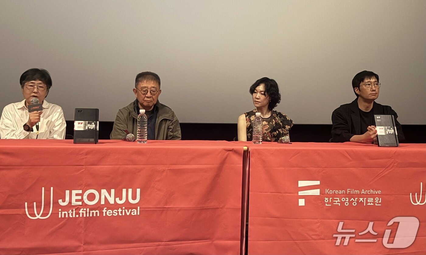 본문 이미지 - 제27회 전주국제영화제가 한창인 지난달 30일 전북 전주시 완산구 고사동의 CGV전주고사점에서 열린 '특별전: 조금 낯선 안성기를 만나다 - 필름시대사랑' 관객과의 대화에서 장률 감독과 배우 한예리, 배우 박해일이 고(故) 안성기 배우와의 추억을 회상하고 있다./뉴스1 장수인 기자