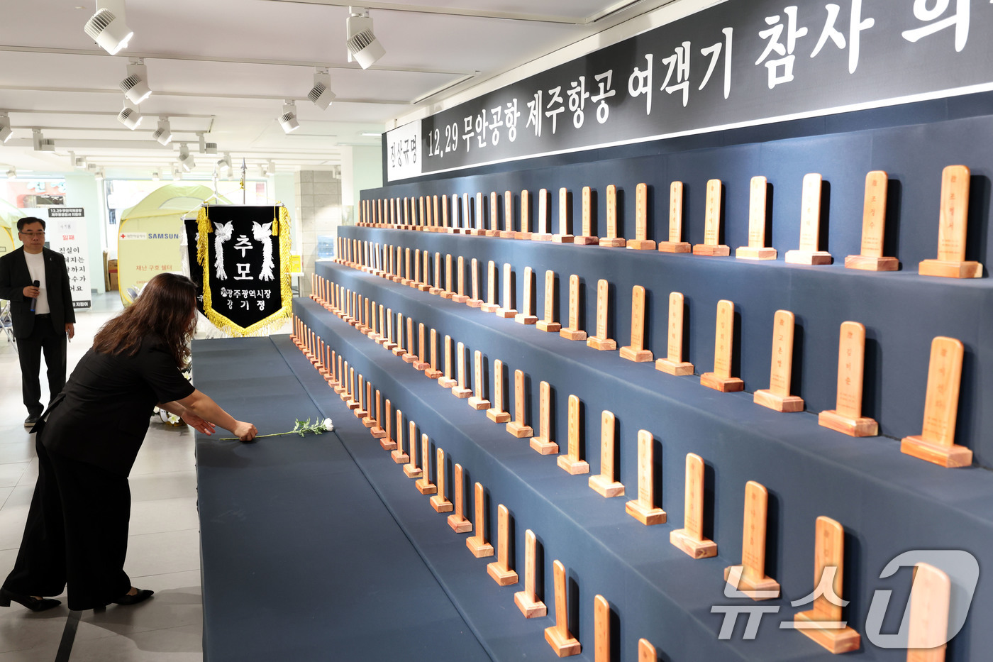 (광주=뉴스1) 이승현 기자 = 10일 오전 광주 동구 YMCA 1층에 마련된 12·29 무안공항 제주항공 여객기 참사 시민 분향소에서 유가족이 헌화하고 있다.  2026.5.10 …