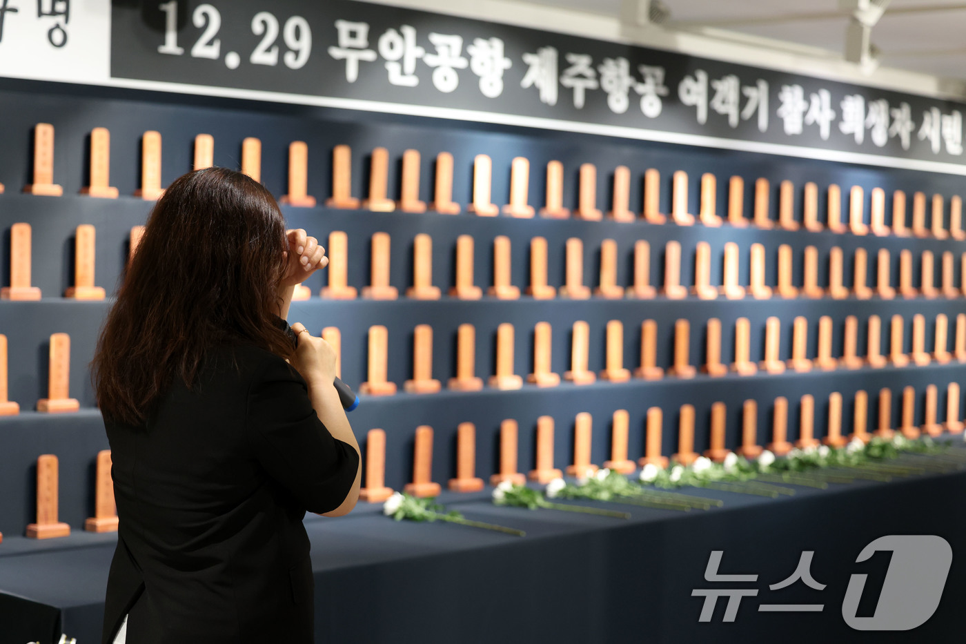 (광주=뉴스1) 이승현 기자 = 10일 오전 광주 동구 YMCA 1층에 마련된 12·29 무안공항 제주항공 여객기 참사 시민 분향소 유가족들이 눈물을 흘리고 있다. 2026.5.1 …