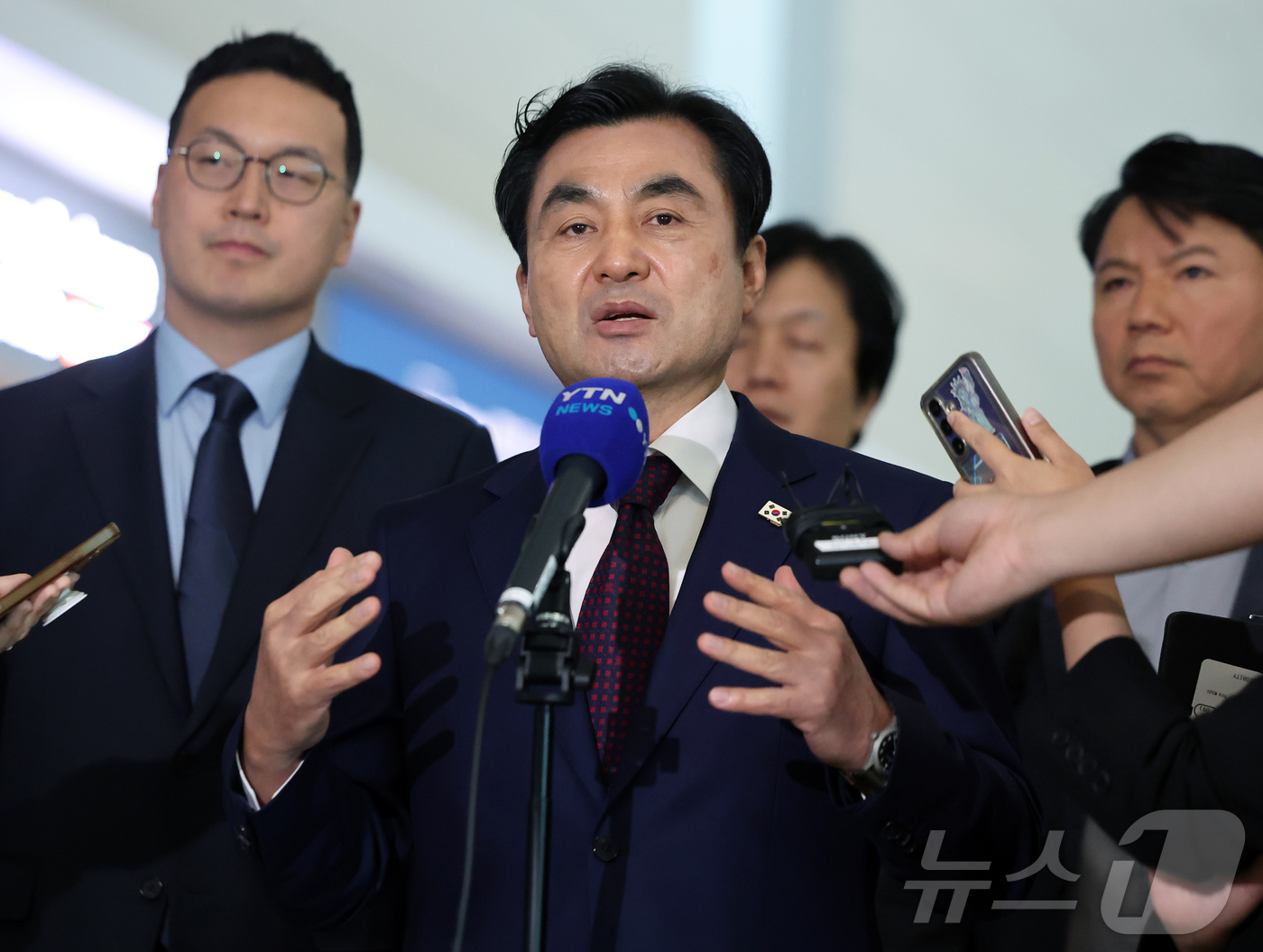 (인천공항=뉴스1) 김진환 기자 = 안규백 국방부 장관이 10일 오전 피트 헤그세스 미국 국방부(전쟁부) 장관과 회담을 위해 인천국제공항 제2터미널에서 워싱턴D.C로 출국 전 취재 …