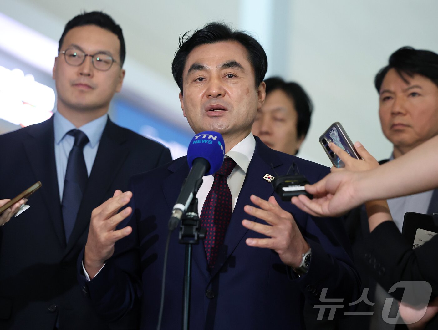 본문 이미지 - 안규백 국방부 장관이 지난 10일 오전 피트 헤그세스 미국 국방부(전쟁부) 장관과 회담을 위해 인천국제공항 제2터미널에서 워싱턴D.C로 출국 전 취재진과 인터뷰를 하고 있다.2026.5.10 ⓒ 뉴스1 김진환 기자