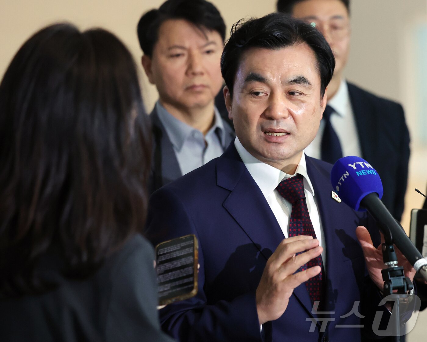 본문 이미지 - 안규백 국방부 장관이 10일 오전 피트 헤그세스 미국 국방부(전쟁부) 장관과 회담을 위해 인천국제공항 제2터미널에서 워싱턴D.C로 출국 전 취재진과 인터뷰를 하고 있다.  2026.5.10 ⓒ 뉴스1 김진환 기자