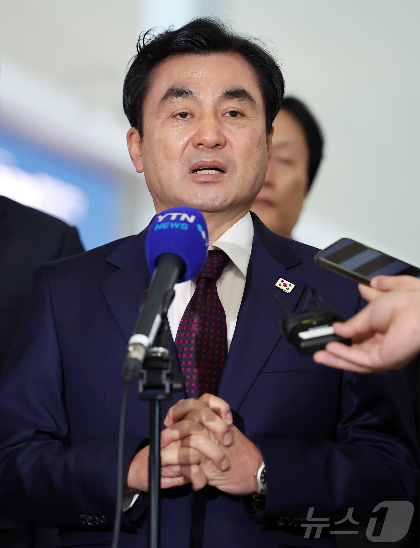 본문 이미지 - 안규백 국방부 장관이 10일 오전 피트 헤그세스 미국 국방부(전쟁부) 장관과 회담을 위해 인천국제공항 제2터미널에서 워싱턴D.C로 출국 전 취재진과 인터뷰를 하고 있다. 2026.5.10 ⓒ 뉴스1 김진환 기자