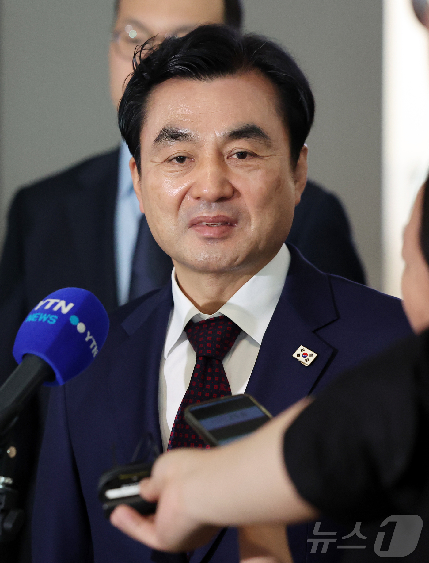 (인천공항=뉴스1) 김진환 기자 = 안규백 국방부 장관이 10일 오전 피트 헤그세스 미국 국방부(전쟁부) 장관과 회담을 위해 인천국제공항 제2터미널에서 워싱턴D.C로 출국 전 취재 …