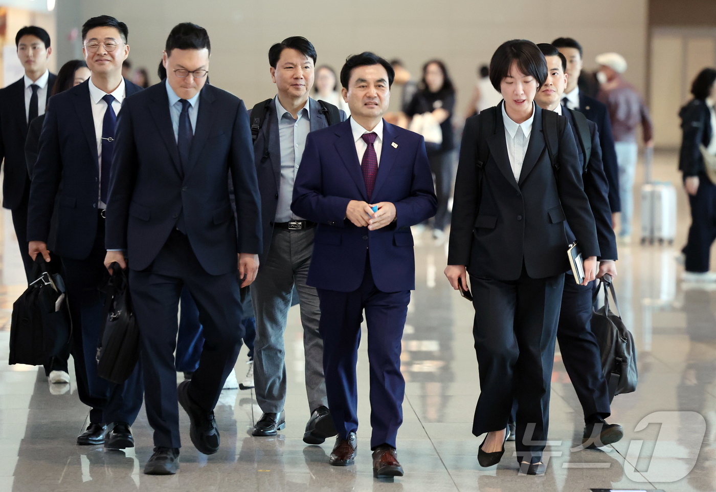 (인천공항=뉴스1) 김진환 기자 = 안규백 국방부 장관이 10일 오전 피트 헤그세스 미국 국방부(전쟁부) 장관과 회담을 위해 인천국제공항 제2터미널에서 워싱턴D.C로 출국하고 있다 …