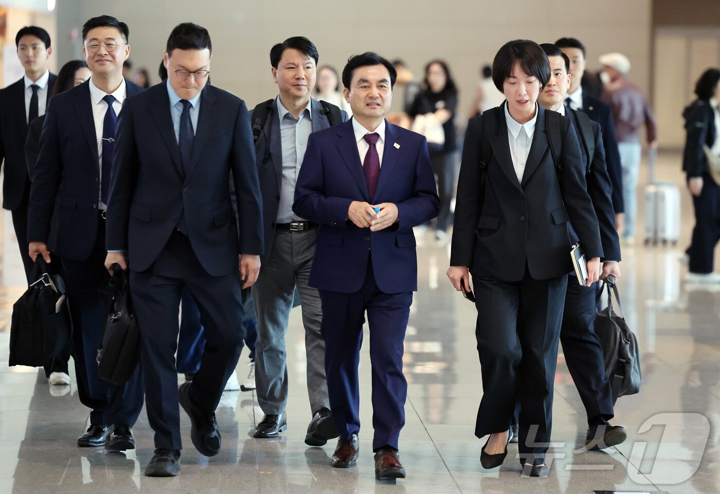 본문 이미지 - 안규백 국방부 장관이 10일 오전 피트 헤그세스 미국 국방부(전쟁부) 장관과 회담을 위해 인천국제공항 제2터미널에서 워싱턴D.C로 출국하고 있다.  2026.5.10 ⓒ 뉴스1 김진환 기자
