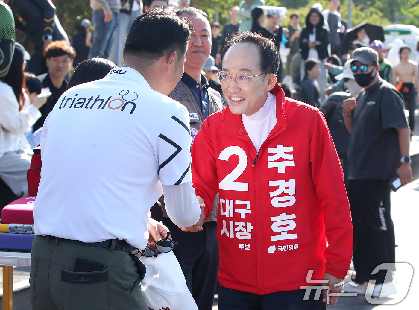 (대구=뉴스1) 공정식 기자 = 추경호 국민의힘 대구시장 후보가 10일 오전 대구 수성구 수성못에서 열린 제22회 대구시장배 전국 철인3종 경기대회를 찾아 참가자와 가족 등 시민과 …