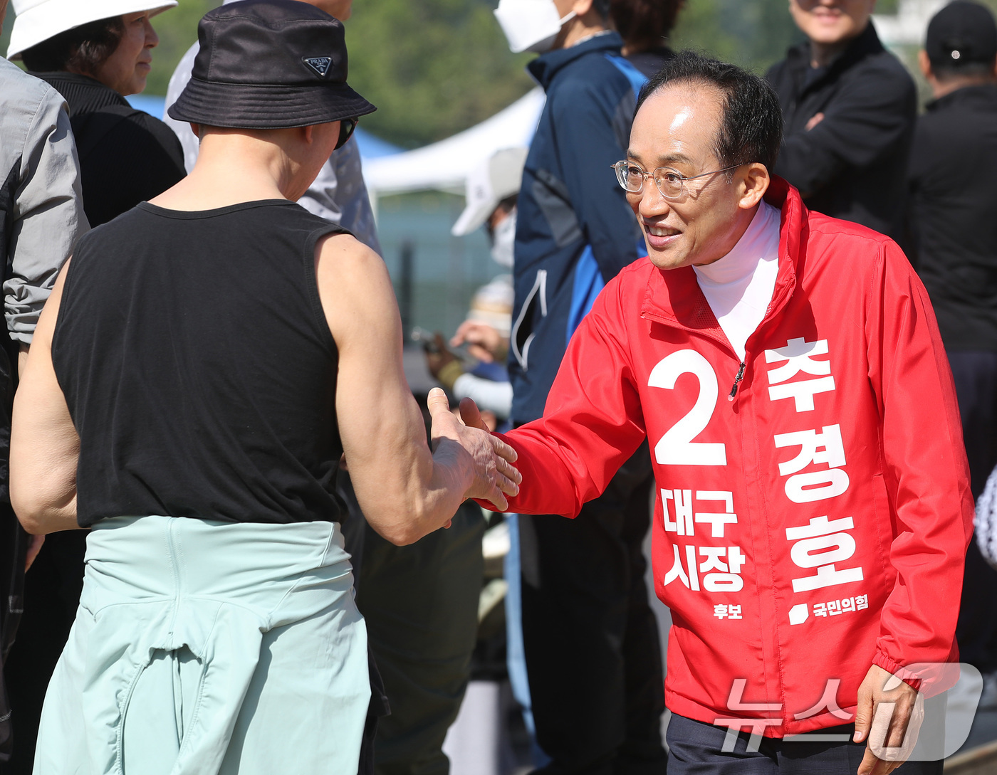 (대구=뉴스1) 공정식 기자 = 추경호 국민의힘 대구시장 후보가 10일 오전 대구 수성구 수성못에서 열린 제22회 대구시장배 전국 철인3종 경기대회를 찾아 참가자와 가족 등 시민과 …