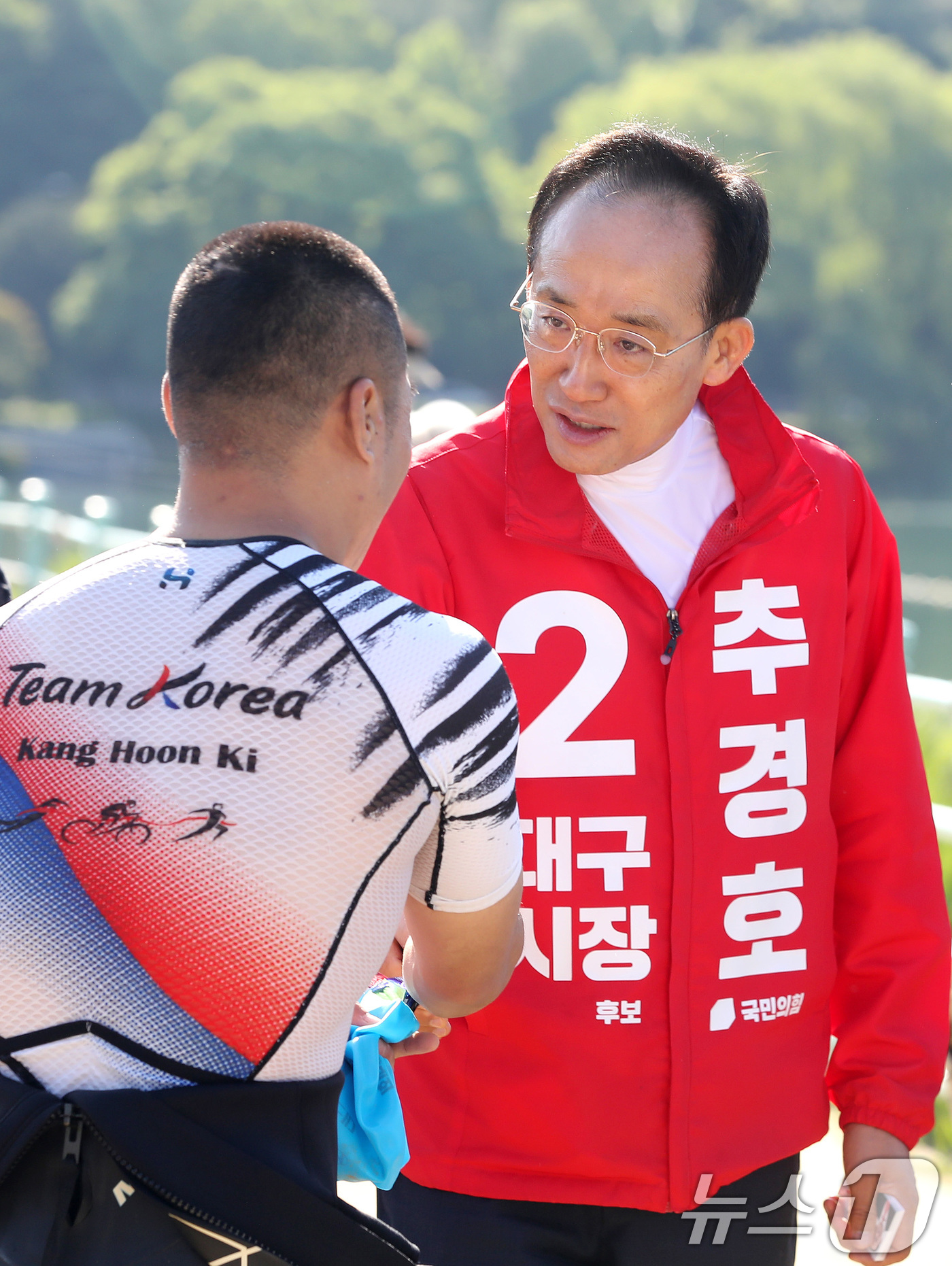 (대구=뉴스1) 공정식 기자 = 추경호 국민의힘 대구시장 후보가 10일 오전 대구 수성구 수성못에서 열린 제22회 대구시장배 전국 철인3종 경기대회를 찾아 참가자와 가족 등 시민과 …