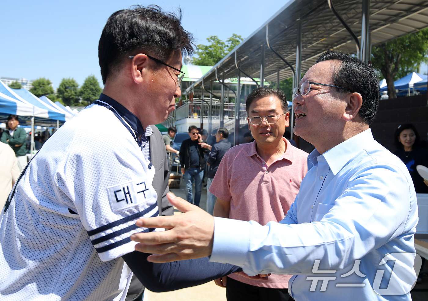 (대구=뉴스1) 공정식 기자 = 김부겸 더불어민주당 대구시장 후보가 10일 오전 대구 수성구 경북고등학교에서 열린 총동창회 체육대회(52회 경맥제)를 찾아 동문 후배와 인사 나누고 …