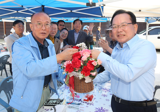 모교 경북고에서 꽃다발 받는 김부겸