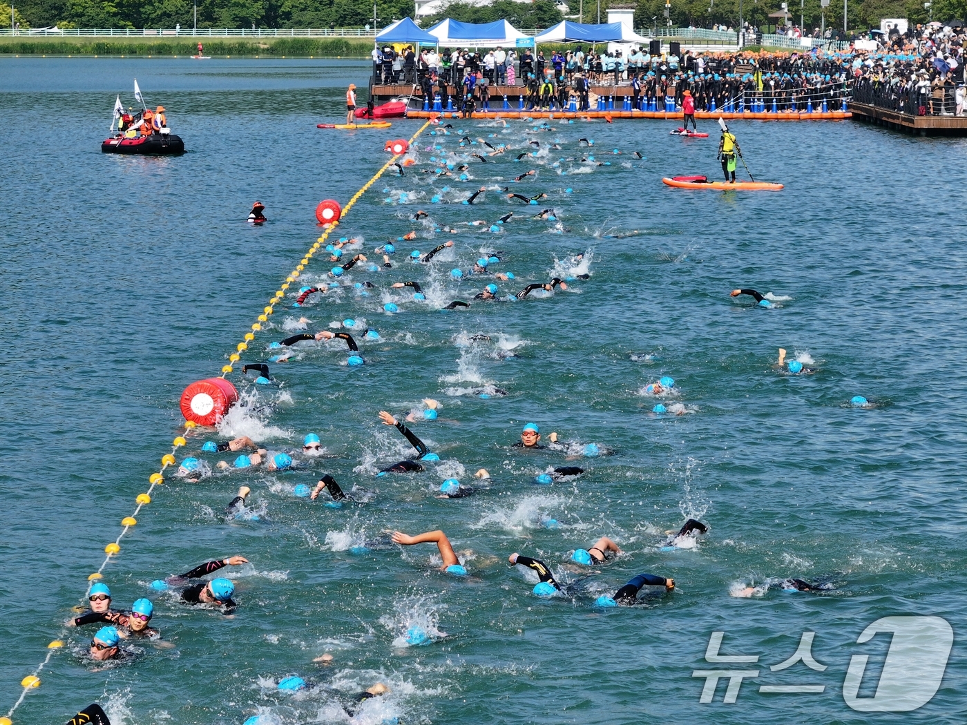 (대구=뉴스1) 공정식 기자 = 10일 오전 대구 수성구 수성못에서 열린 제22회 대구시장배 전국 철인3종 경기대회에 참가한 동호인들이 수영 종목에 도전해 힘차게 물살을 가르고 있 …