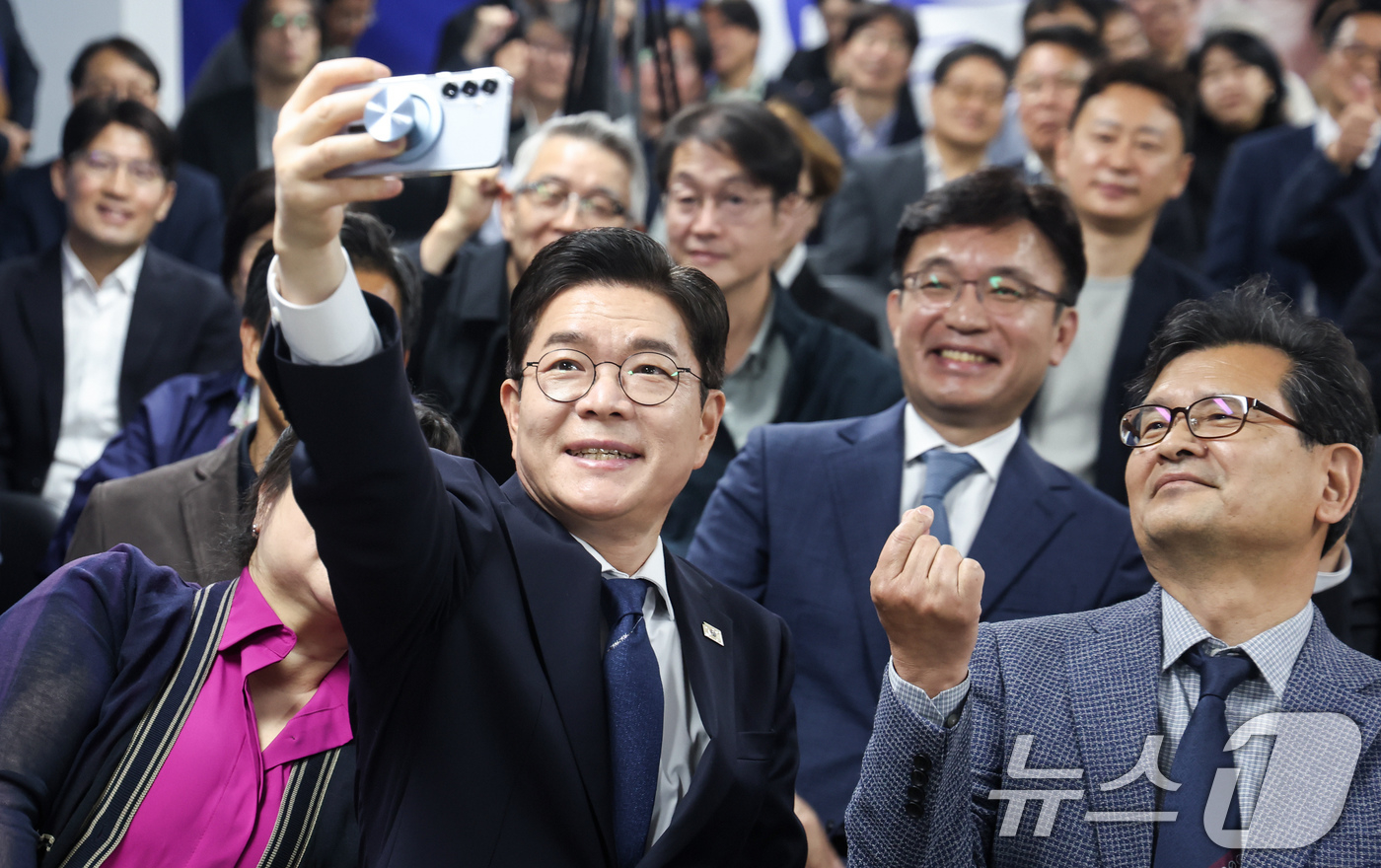 (서울=뉴스1) 임지훈 인턴기자 = 정원오 더불어민주당 서울시장 후보가 10일 서울 중구 선거사무실에서 열린 '미래 서울, 전문가와 함께' 착착캠프 정책자문단 2차 출범식에서 핸드 …