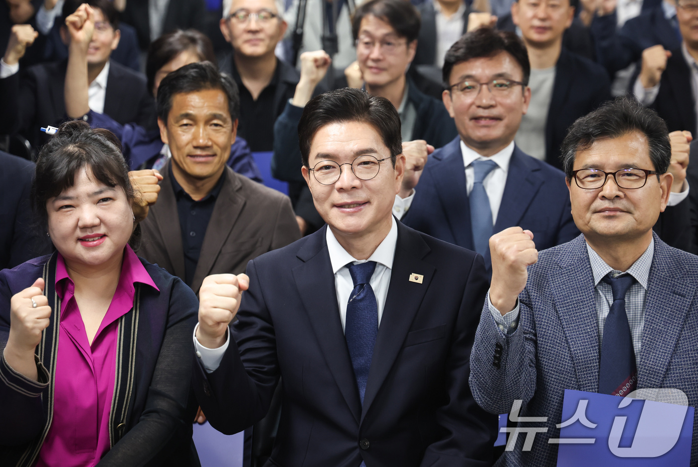 (서울=뉴스1) 임지훈 인턴기자 = 정원오 더불어민주당 서울시장 후보가 10일 서울 중구 선거사무실에서 열린 '미래 서울, 전문가와 함께' 착착캠프 정책자문단 2차 출범식에서 참석 …