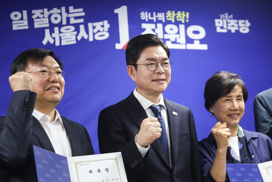 정책자문단 출범식 기념촬영하는 정원오 후보