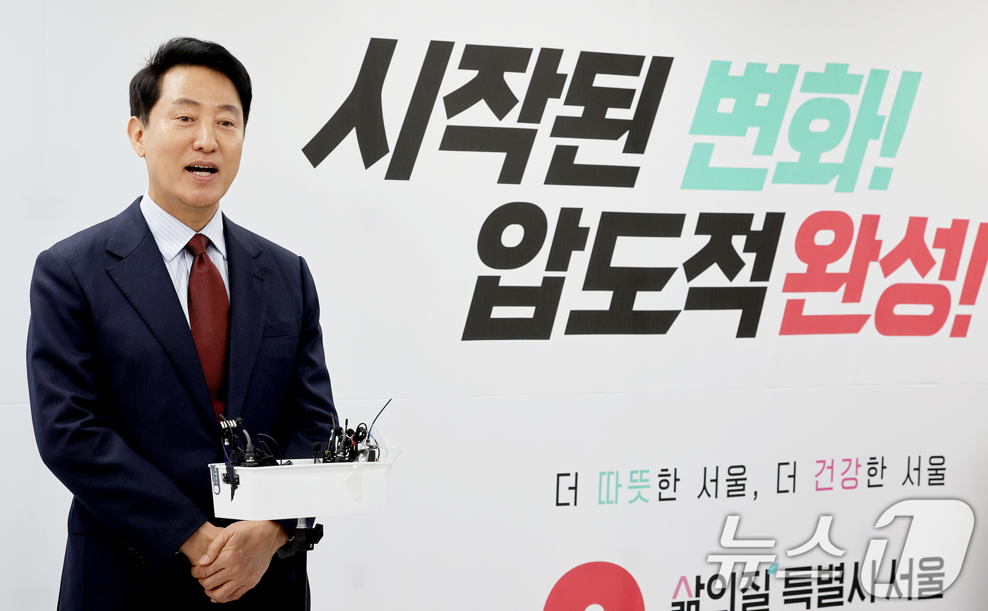 (서울=뉴스1) 조연우 인턴기자 = 오세훈 국민의힘 서울시장 후보가 10일 오전 서울 종로구 선거사무소에서 진행된 ‘서울 교통 대전환’ 공약 발표 기자회견에서 교통분야 공약을 설명 …