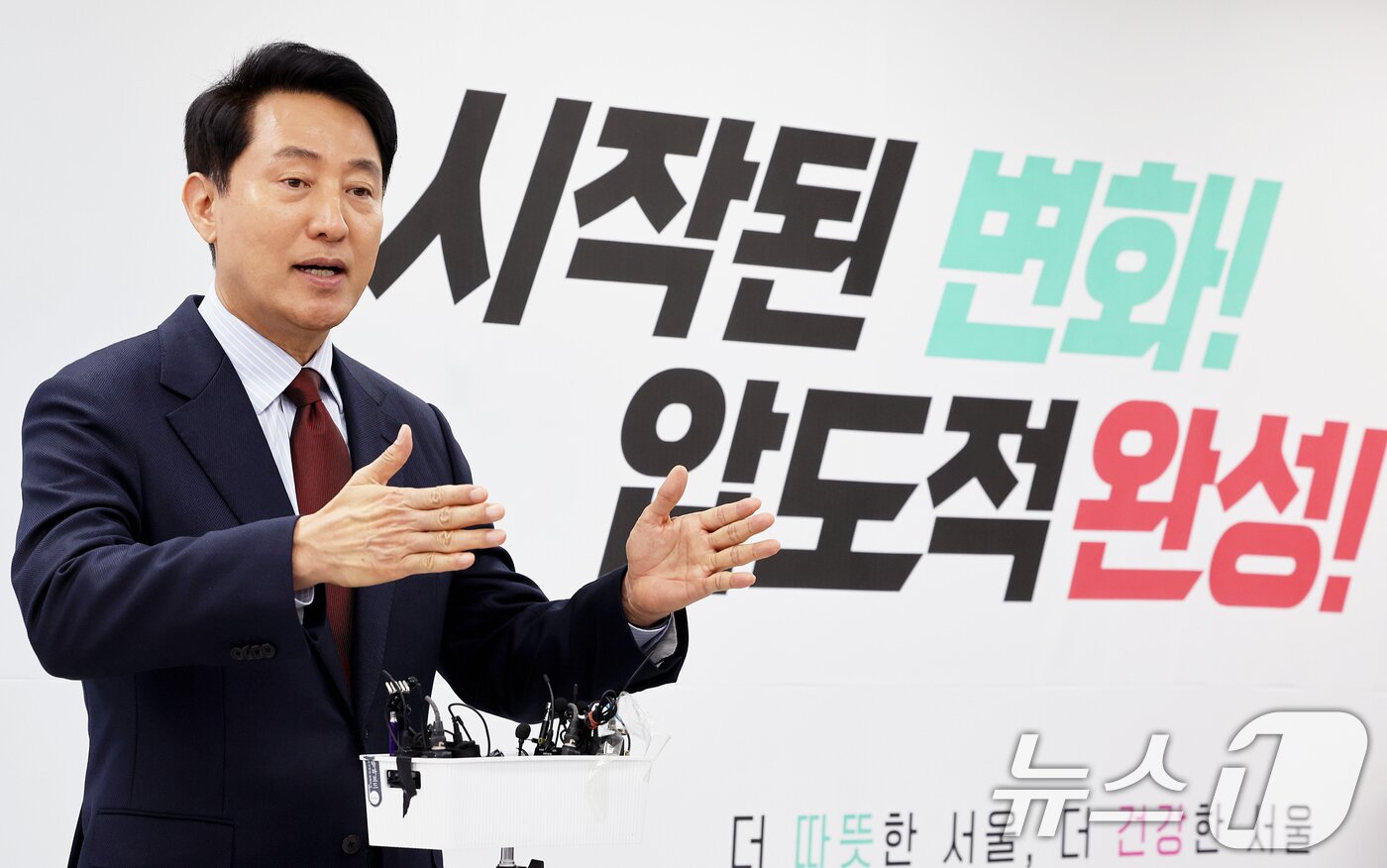 본문 이미지 - 10일 오전 서울 종로구 선거사무소에서 진행된 ‘서울 교통 대전환’ 공약 발표 기자회견에서 오세훈 국민의힘 서울시장 후보가 교통분야 공약을 설명하고 있다. 2026.5.10 ⓒ 뉴스1 조연우 인턴기자