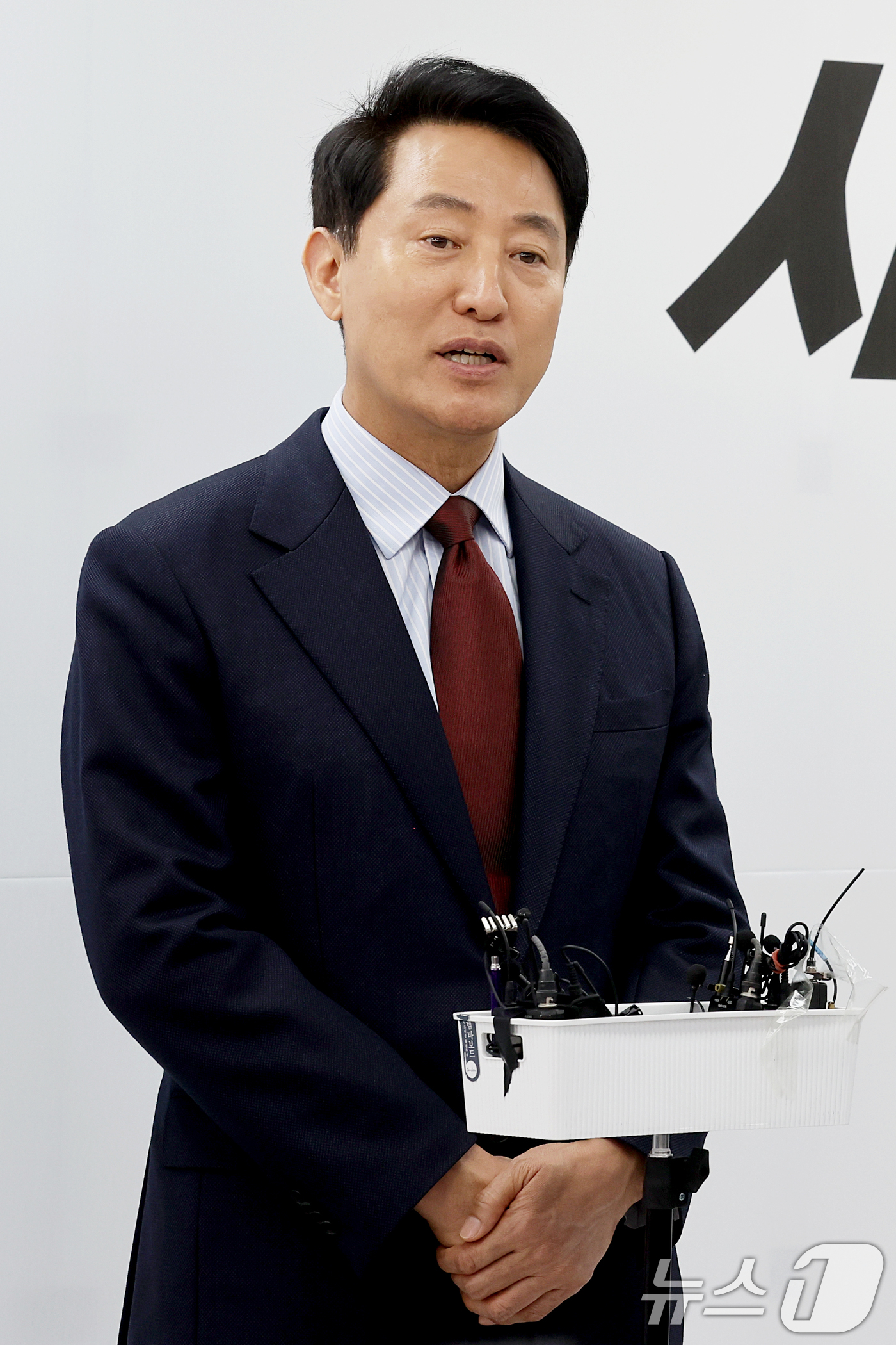 (서울=뉴스1) 조연우 인턴기자 = 오세훈 국민의힘 서울시장 후보가 10일 오전 서울 종로구 선거사무소에서 진행된 ‘서울 교통 대전환’ 공약 발표 기자회견에서 교통분야 공약을 설명 …