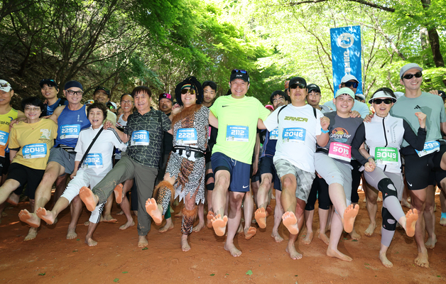 "황톳길 달리니 피로 풀려"…'계족산맨발축제' 황톳길 마라톤 인기