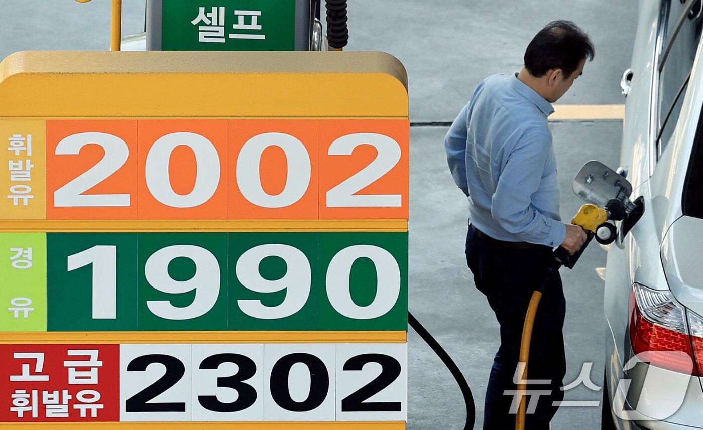 본문 이미지 - 5차 석유 최고가격제 시행하고 첫 주말을 맞이한 10일 서울 시내의 한 주유소에 가격이 표시돼 있다. 2026.5.10 ⓒ 뉴스1 이호윤 기자