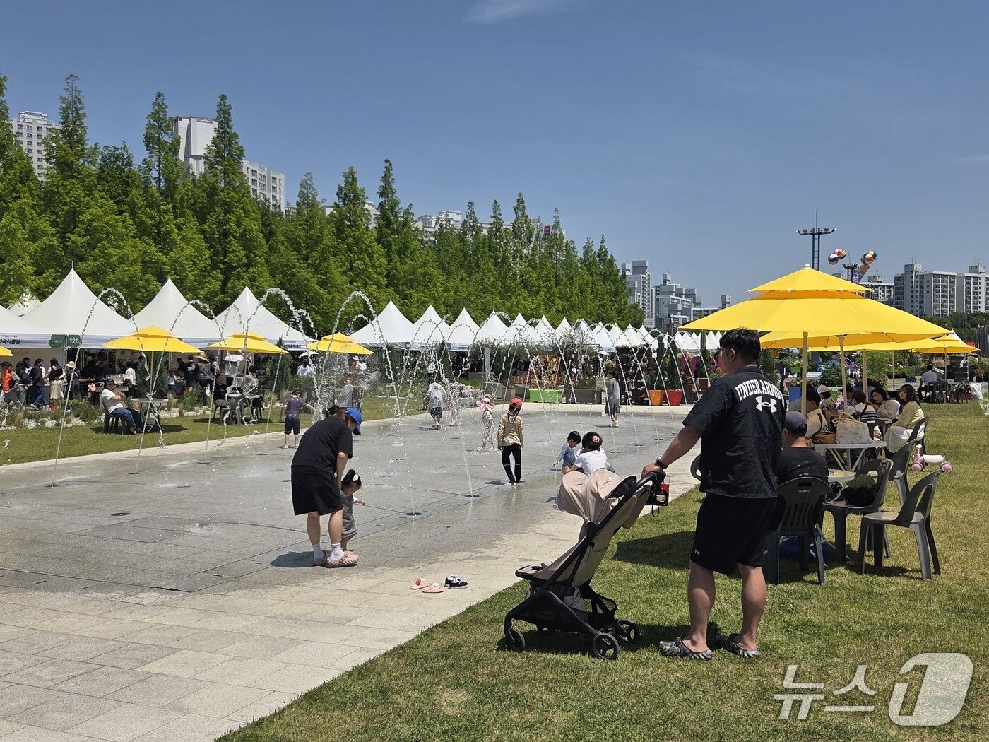 본문 이미지 - 10일 오전 11시께 전북 전주시 덕진구 전주월드컵경기장 광장에서 열린 '2026 대한민국 전주정원산업박람회'에서 방문객들이 휴식을 취하고 있다.2026.5.10/뉴스1 문채연 기자
