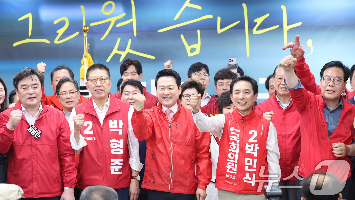 본문 이미지 - 장동혁 국민의힘 대표와 부산 북갑 국회의원 보궐선거에 출마한 박민식 후보가 10일 부산 북구 박 후보 선거사무소에서 열린 선거사무소 개소식에서 참석자들과 파이팅을 외치고 있다. 2026.5.10 ⓒ 뉴스1 신웅수 기자
