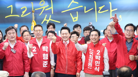 박민식 후보와 파이팅 외치는 장동혁 대표