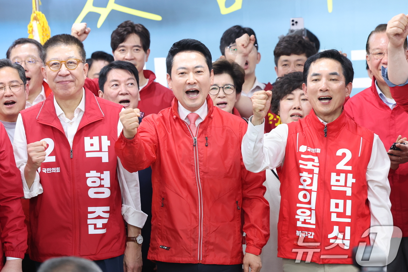(부산=뉴스1) 신웅수 기자 = 장동혁 국민의힘 대표와 부산 북갑 국회의원 보궐선거에 출마한 박민식 후보가 10일 부산 북구 박 후보 선거사무소에서 열린 선거사무소 개소식에서 참석 …