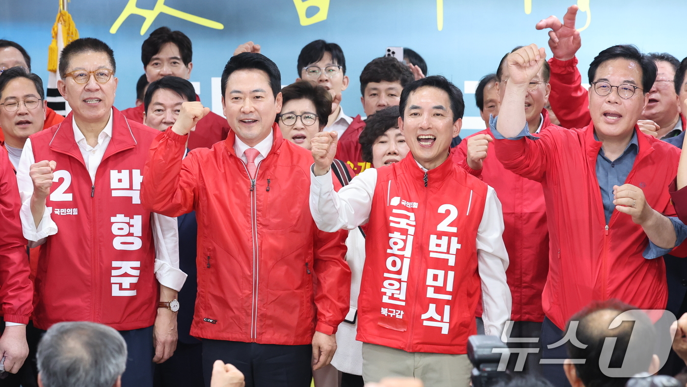 (부산=뉴스1) 신웅수 기자 = 장동혁 국민의힘 대표와 부산 북갑 국회의원 보궐선거에 출마한 박민식 후보가 10일 부산 북구 박 후보 선거사무소에서 열린 선거사무소 개소식에서 참석 …