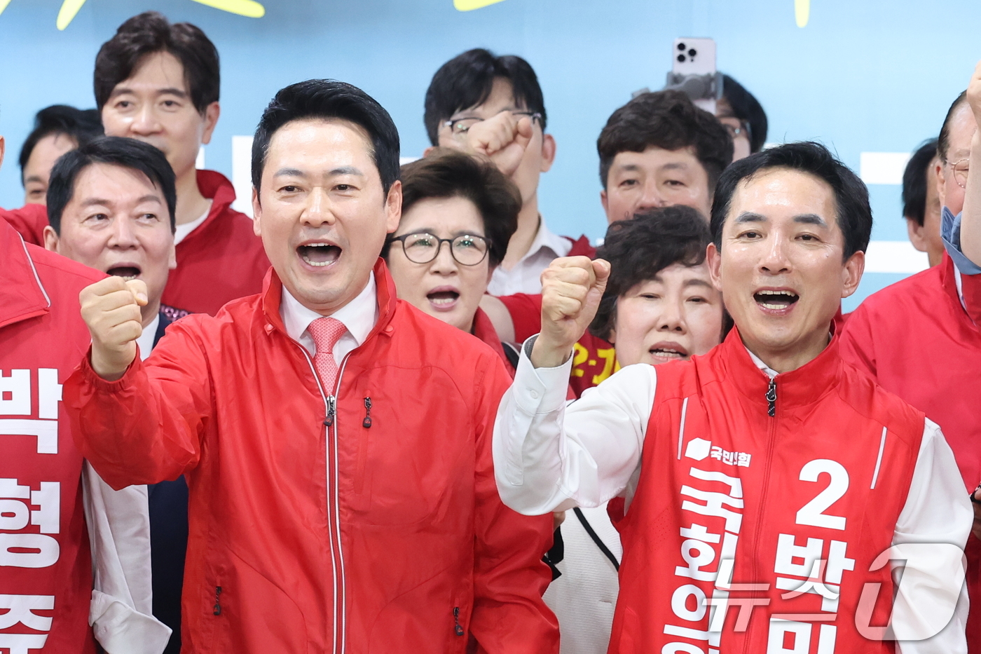 (부산=뉴스1) 신웅수 기자 = 장동혁 국민의힘 대표와 부산 북갑 국회의원 보궐선거에 출마한 박민식 후보가 10일 부산 북구 박 후보 선거사무소에서 열린 선거사무소 개소식에서 참석 …