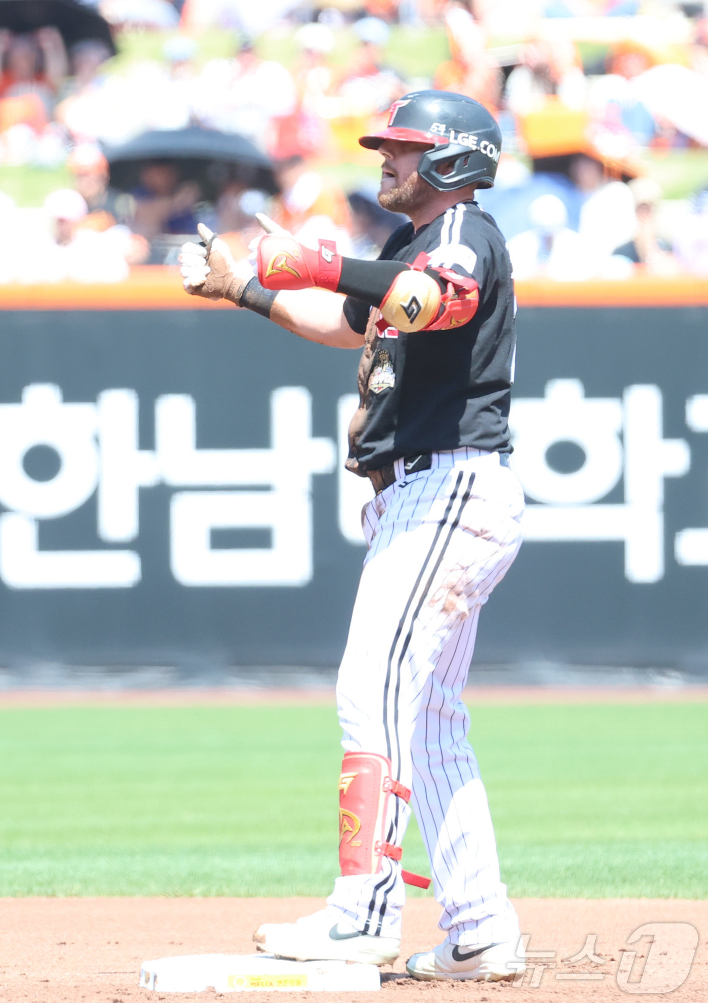 (대전=뉴스1) 김기남 기자 = 10일 대전 한화생명볼파크에서 열린 2026 신한 SOL KBO리그 LG 트윈스와 한화 이글스의 경기에서 1회초 LG 오스틴이 2루타를 치고 있다. …