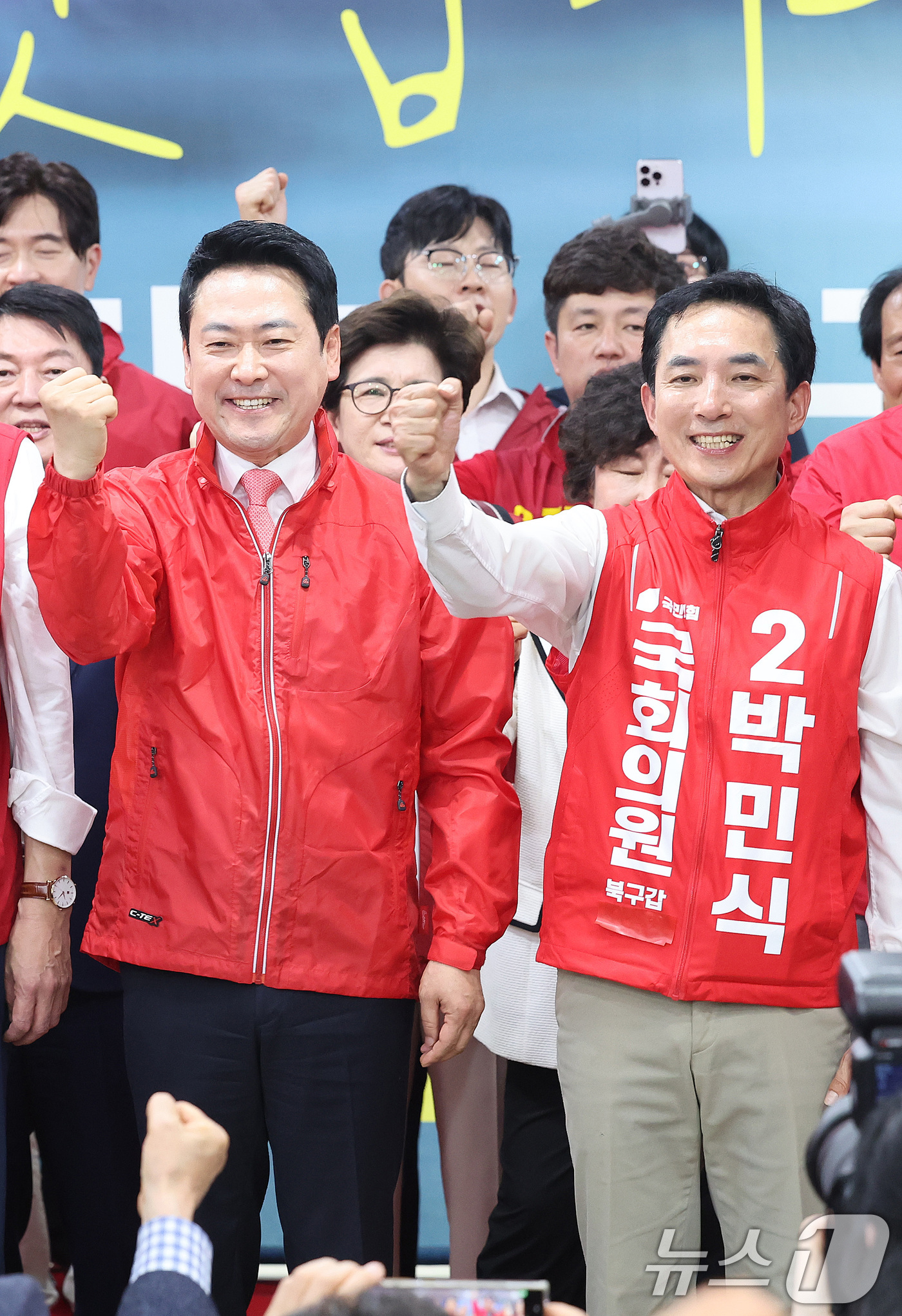(부산=뉴스1) 신웅수 기자 = 장동혁 국민의힘 대표와 부산 북갑 국회의원 보궐선거에 출마한 박민식 후보가 10일 부산 북구 박 후보 선거사무소에서 열린 선거사무소 개소식에서 참석 …