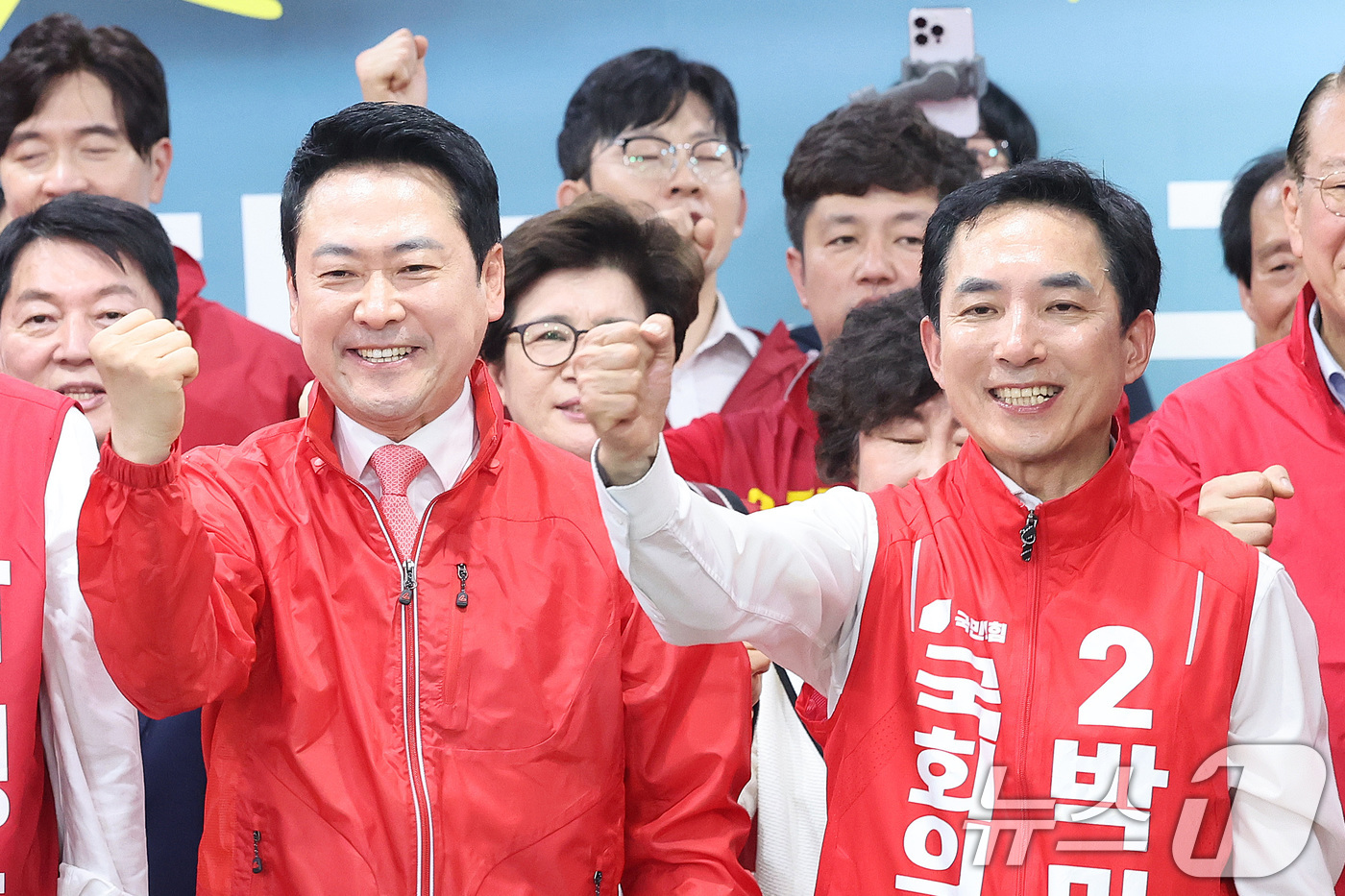 (부산=뉴스1) 신웅수 기자 = 장동혁 국민의힘 대표와 부산 북갑 국회의원 보궐선거에 출마한 박민식 후보가 10일 부산 북구 박 후보 선거사무소에서 열린 선거사무소 개소식에서 참석 …