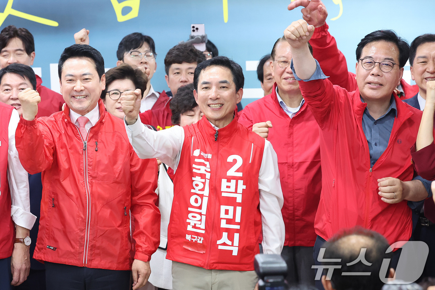 (부산=뉴스1) 신웅수 기자 = 장동혁 국민의힘 대표와 부산 북갑 국회의원 보궐선거에 출마한 박민식 후보가 10일 부산 북구 박 후보 선거사무소에서 열린 선거사무소 개소식에서 참석 …