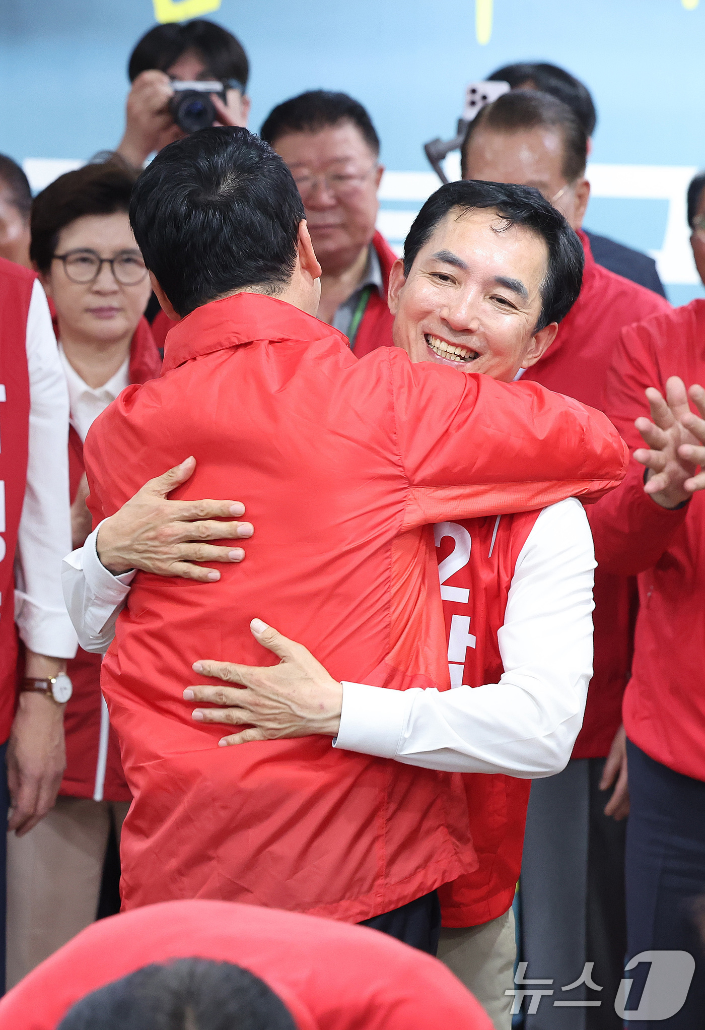 (부산=뉴스1) 신웅수 기자 = 장동혁 국민의힘 대표와 부산 북갑 국회의원 보궐선거에 출마한 박민식 후보가 10일 부산 북구 박 후보 선거사무소에서 열린 선거사무소 개소식에서 포옹 …