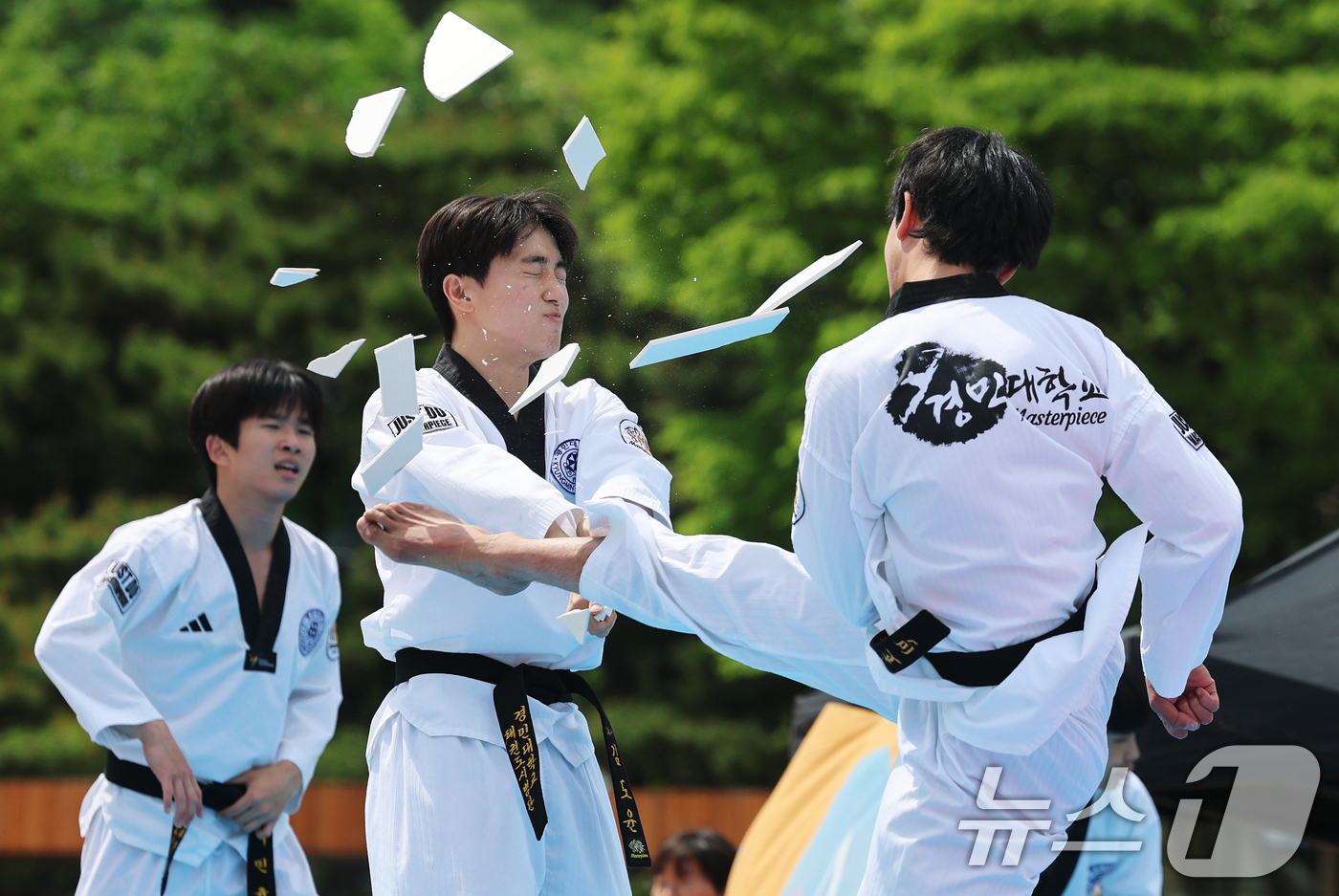 (서울=뉴스1) 오대일 기자 = 10일 오후 서울 중구 남산골한옥마을 천우각에서 열린 서울시 태권도 공연에서 경민대 태권도 시범단원들이 화려한 격파 기술을 선보이고 있다.서울시 태 …