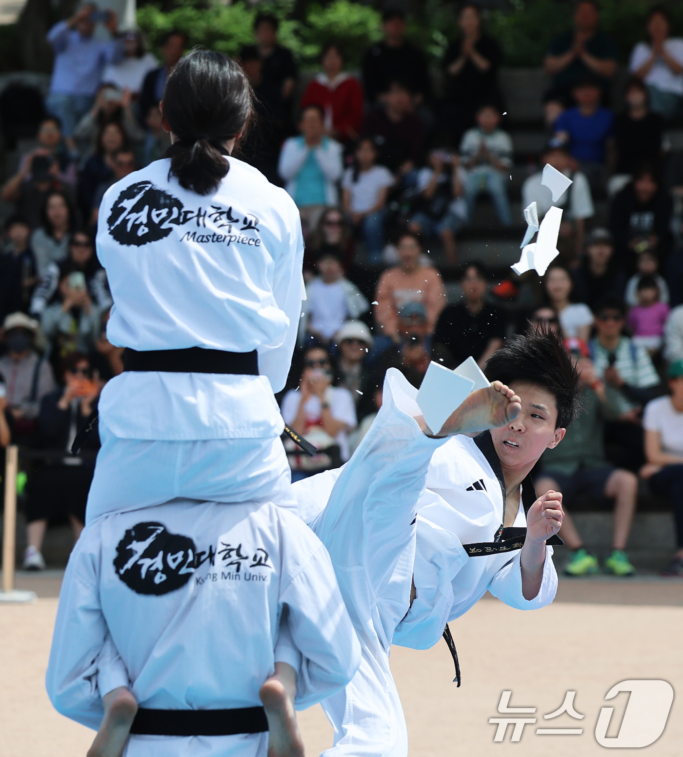 (서울=뉴스1) 오대일 기자 = 10일 오후 서울 중구 남산골한옥마을 천우각에서 열린 서울시 태권도 공연에서 경민대 태권도 시범단원들이 화려한 격파 기술을 선보이고 있다.서울시 태 …
