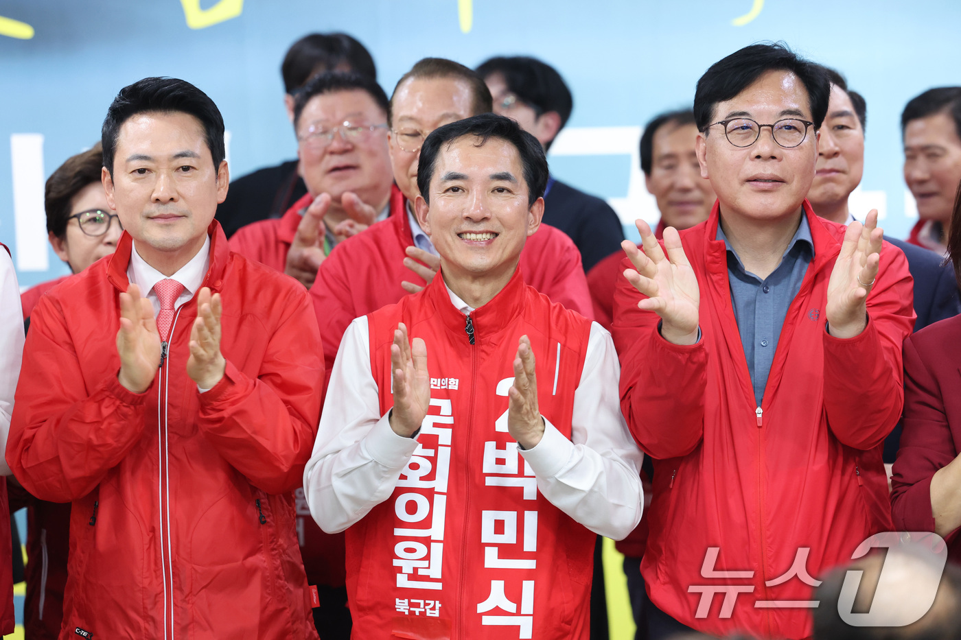 (부산=뉴스1) 신웅수 기자 = 부산 북갑 국회의원 보궐선거에 출마한 박민식 후보가 10일 부산 북구 박 후보 선거사무소에서 열린 선거사무소 개소식에서 장동혁 대표, 송언석 원내대 …