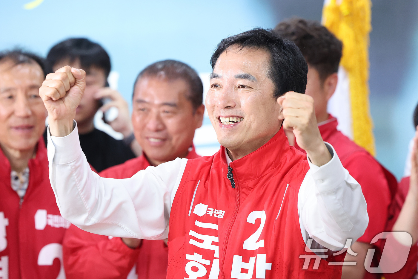 (부산=뉴스1) 신웅수 기자 = 부산 북갑 국회의원 보궐선거에 출마한 박민식 후보가 10일 부산 북구 박 후보 선거사무소에서 열린 선거사무소 개소식에서 연호에 답하고 있다. 202 …