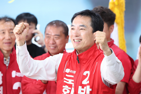 연호에 답하는 박민식