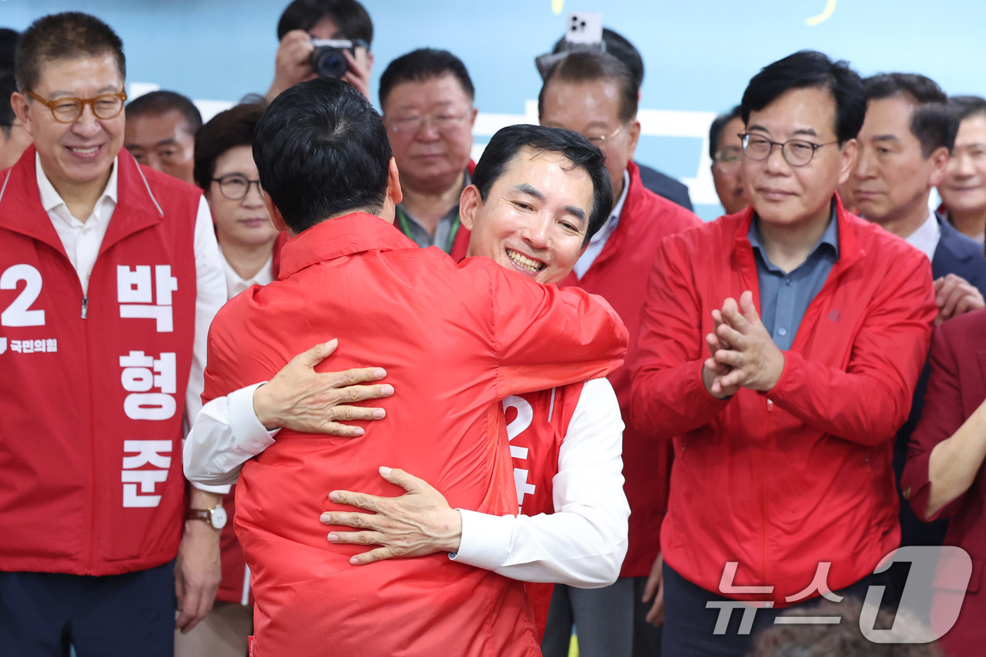 (부산=뉴스1) 신웅수 기자 = 장동혁 국민의힘 대표와 부산 북갑 국회의원 보궐선거에 출마한 박민식 후보가 10일 부산 북구 박 후보 선거사무소에서 열린 선거사무소 개소식에서 포옹 …